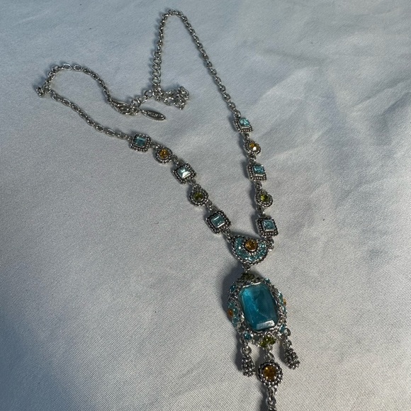 Gorgeous ornate style silvertone necklace with rhinestones - Picture 7 of 8